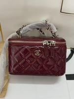 حقيبة مكياج شانيل لمعة على فضي عنابي وأسود