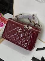 حقيبة مكياج شانيل لمعة على فضي عنابي وأسود