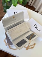 محفظة ديور الوان