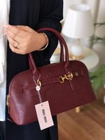 حقيبة يد هرم ميو ميو وسط