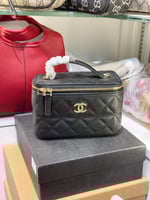 حقيبة مكياج شانيل اسود