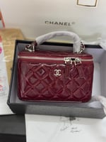 حقيبة مكياج شانيل لمعة على فضي عنابي وأسود