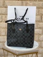 حقيبة كوتش توت باق وسط