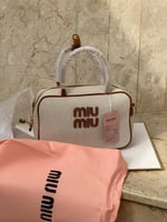 حقيبة ميو ميو وسط براون