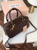 حقيبة ميو ميو حجم وسط بني محروق مستر كوالتي
