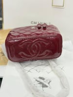 حقيبة مكياج شانيل لمعة على فضي عنابي وأسود