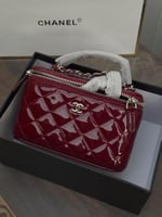 حقيبة مكياج شانيل لمعة على فضي عنابي وأسود