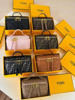 حقيبة مكياج فندي