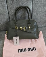 حقيبة يد هرم ميو ميو وسط