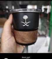 كوب قهوة بشعار السعودية