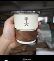 كوب قهوة بشعار السعودية