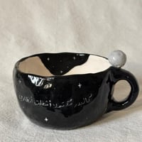 كوب القمر بعبارة :( كالبدر مكتملا اشغلت انظاري)