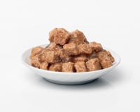 لقمه قطع من سمك السلمون والربيان في المرق للقطط ال...