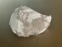 كمامة بيضاء سهرة مطرزة بالخرز الفضي