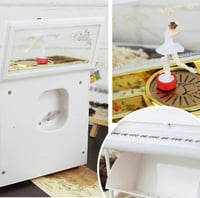 صندوق موسيقى ، تحفه مكتبية جميلة .