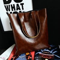 حقيبة كتف بسيطة من الجلد ،