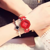 جميلة ، أنيقه ، بسيطة ساعة نسائية جذابة