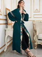 عبايه أو ( كيمونو طويل ) بتصميم أنيق .