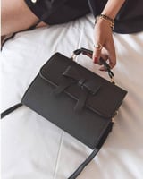 حقيبة يد بفيونك ، حجم صغير وانيق .