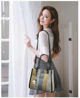 حقيبة يد وكتف مميزة بألوان جميلة وتعليقة ناعمة ،