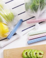 غالق الأكياس ،عملي ويحفظ الأطعمة بعد فتح الكيس .