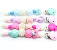 حامل لهاية الأطفال بشكل وألوان جميلة