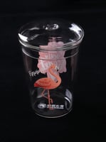 كوب زجاجي بغطاء مع مصاص برسم طائر لفلامينغو .