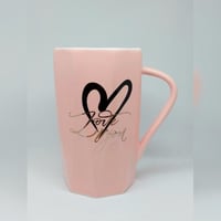 كوب جميل مع غطاء وملعقة ،