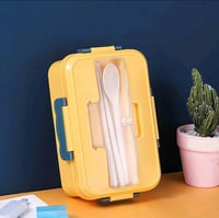 لانش بوكس مع أدوات الأكل