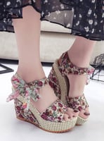 صندل أنيق وجذاب مزين بالأزهار