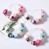 حامل لهاية الأطفال بشكل وألوان جميلة