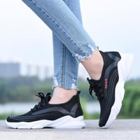 حذاء رياضي بتفاصيل جميلة