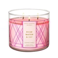 شمعة معطرة بثلاث فتلات من BATH & BODY WORKS