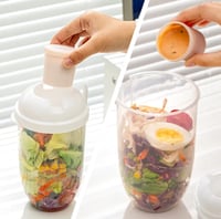 علبة طعام مع شوكة وعلبة صغيرة للصلصات