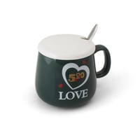 كوب جميل بغطاء وملعقة .