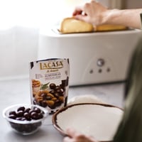 لوز مغطى بشوكولا دارك خالي من الغلوتين وزيت النخيل...