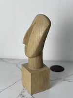 تمثال خشبي بلمسات فنية تجريدية