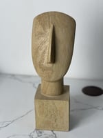 تمثال خشبي بلمسات فنية تجريدية