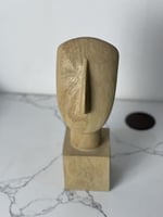 تمثال خشبي بلمسات فنية تجريدية