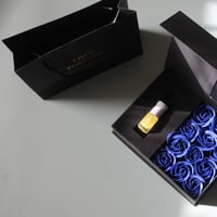 علبة هدية فاخرة بالورد الأزرق مع صندوق فاخر