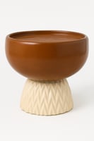 صحن تقديم بقاعدة مزخرفة ولون بني عصري