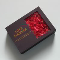 علبة هدية فاخرة بالورد الأزرق مع صندوق فاخر