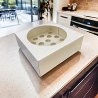 علبة كرتون بوكس الكب كيك بنافذة دائرية (12 حبة)