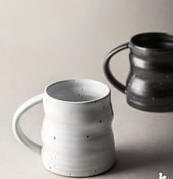 كوب فخاري يدوي vintage بشكل عصري