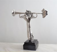 مجسم حامل الة البوق باللون الفضي