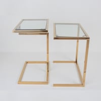 طاولات خدمة 2 قطع ذهبي اللون بسطح زجاج