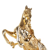 مجسم حصان ذهبي اللون