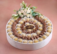 صينية للمناسبات مزينة بالورد معمول وشوكولاتة