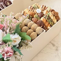 بوكس الفخامة (صينية مدرجة معمول وبيتيفور )