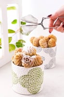 صينية للمناسبات مزينة بالورد 1 كيلو معمول